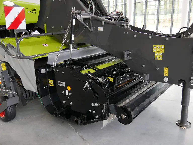 Timon d’attelage de la Quadrant 5300 supportant le broyeur Müthing MZO