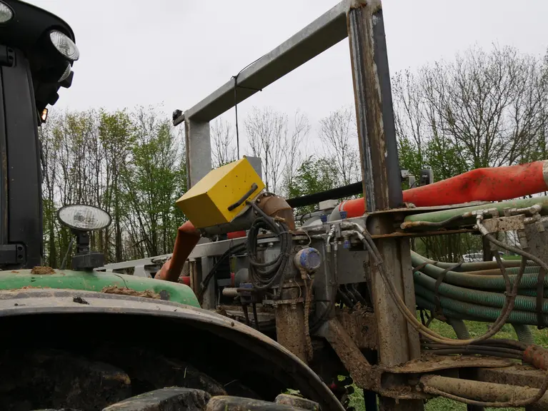 Capteur HarvestLab John Deere sur rampe à pendillards Listech