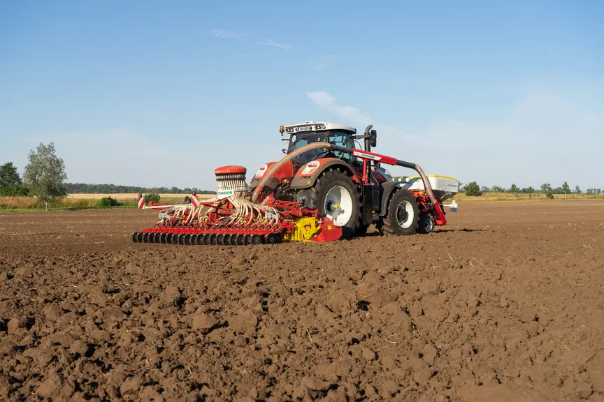 Pöttinger Aerosem 5002 FDD avec herse rotative Lion 503 C et tracteur Steyr