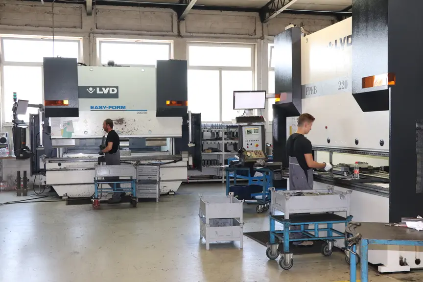 Quatre presses à commande numérique assurent le pliage des pièces et châssis des machines SIP.