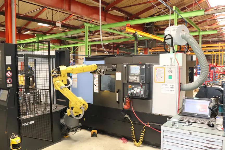 Un bras robotisé assure l’alimentation d’une centrale d’usinage de l’usine SIP.