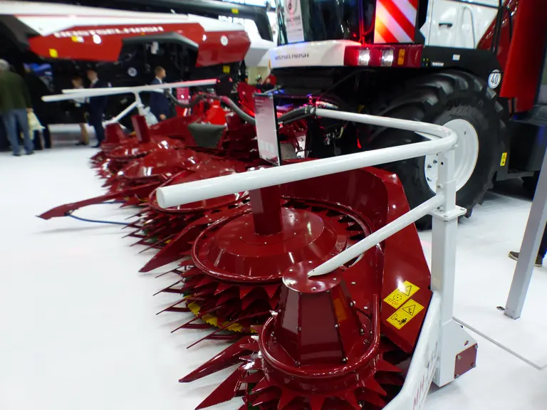 Ensileuse automotrice Rostselmash RSM F 2650 - Agritechnica 2019 - Bec Rotatif 10 rangs - inspiration Kemper