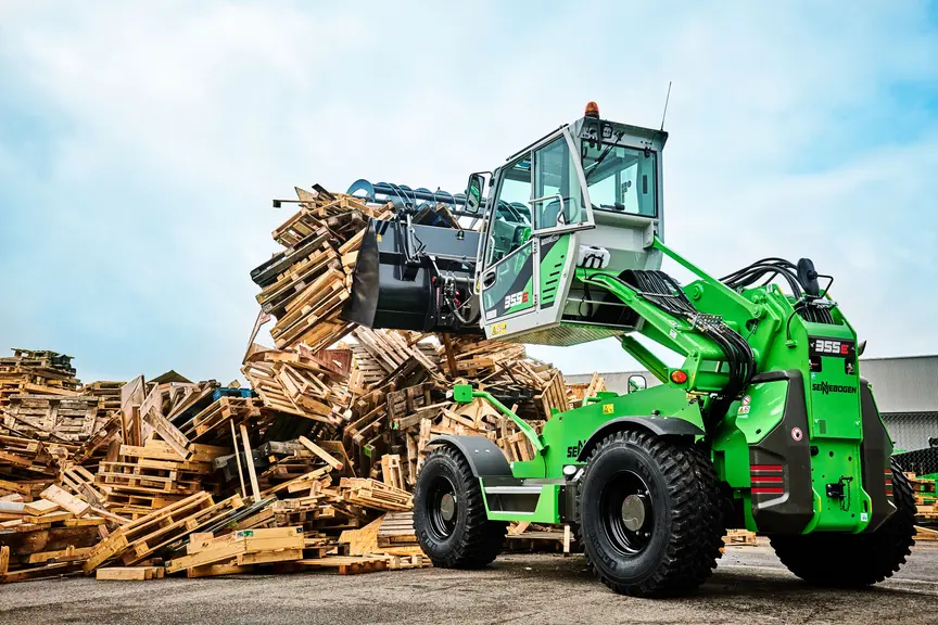 Chariot télescopique Sennebogen 355 E à la manipulation de palettes - Fendt