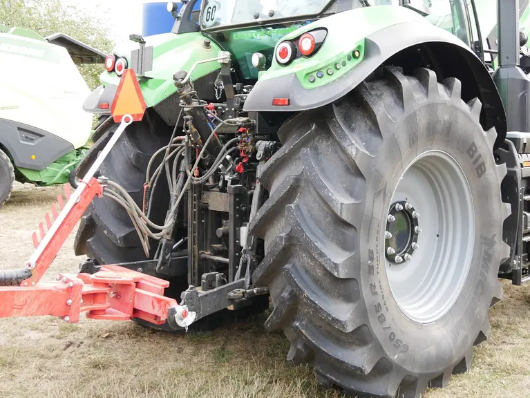 Vue relevage arrière Deutz-Fahr série 8