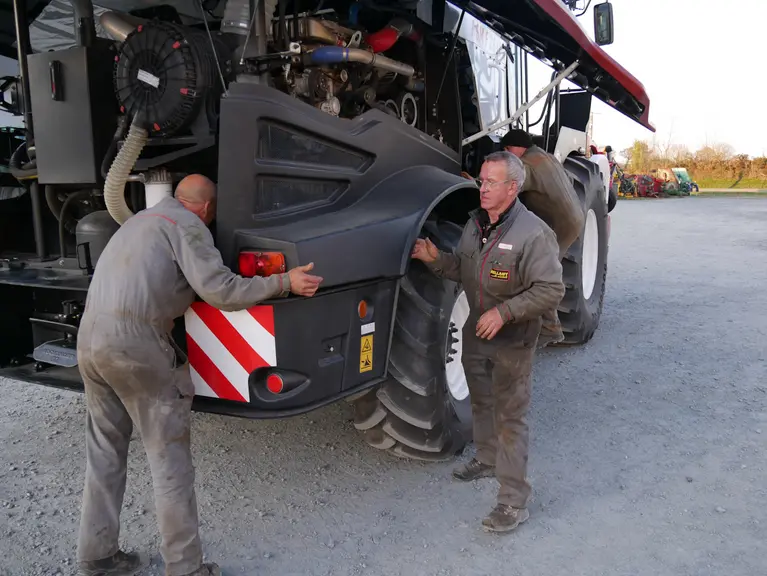 Ensileuse automotrice Rostselmash RSM F 2650 - Michel Bellamy et son technicien Bruno