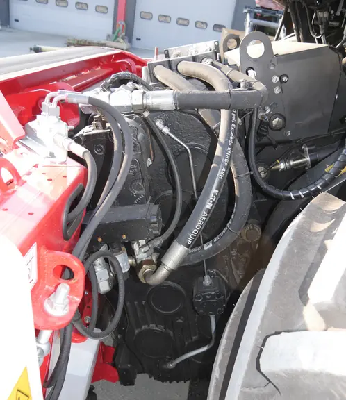 Vue sur entraînement rouleau alimentation ensileuse automotrice Rostselmash RSM F 2650