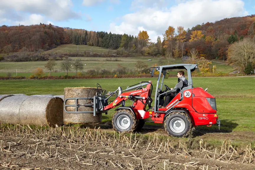 chargeuse articulée Weidemann Hoftrac 1390 avec pince à balle ronde