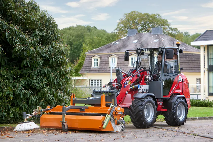 chargeuse articulée Weidemann Hoftrac 1390 avec balayeuse