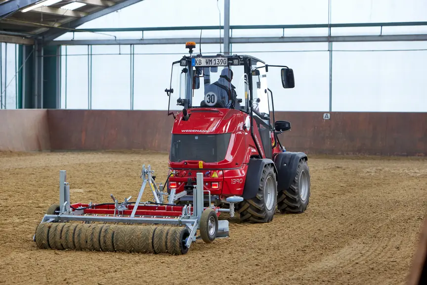 Chargeuse articulée Weidemann Hoftrac 1390 avec attelage arrière