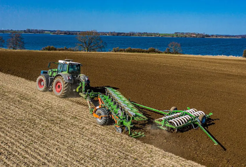 Charrue monoroue Tyrok Amazone avec tracteur Fendt - Réussir Machinisme