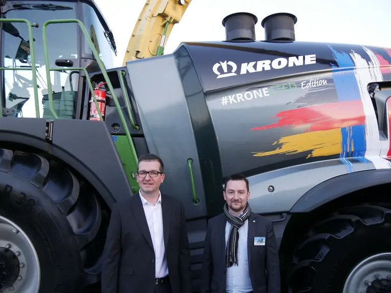 A gauche, Jean-Baptiste Caussade, directeur de Vivagri, à droite, Mickaël Bertrand, directeur d'EMS Agri Normandie
