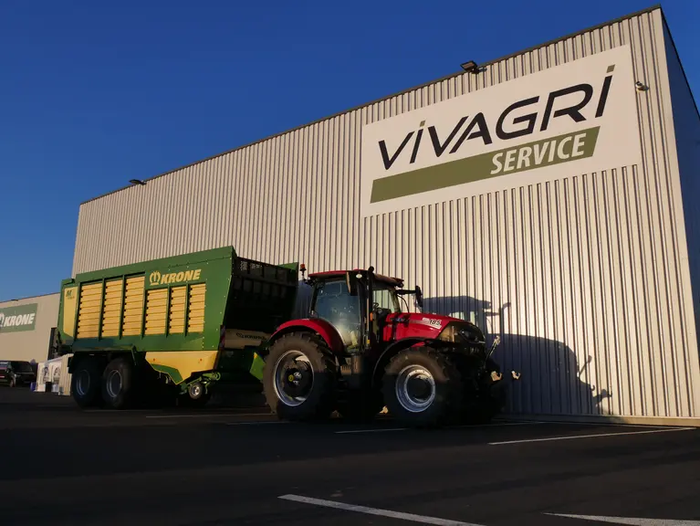 Remorque autochargeuse Krone MX 370 GL avec tracteur case IH Puma 185 chez Vivagri Service