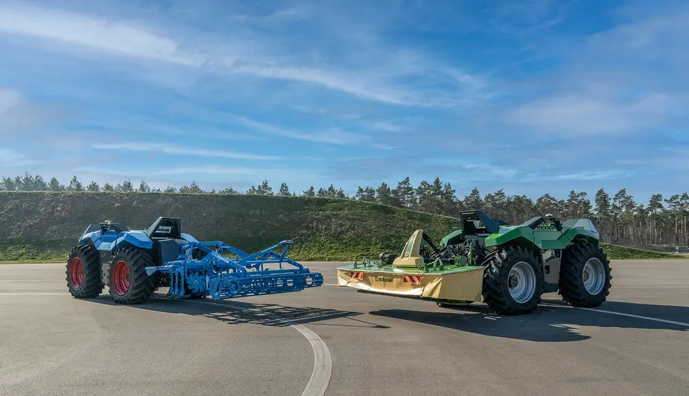 Tracteur autonome Combined Powers avec faucheuse portée Krone et déchaumeur à dents Lemken