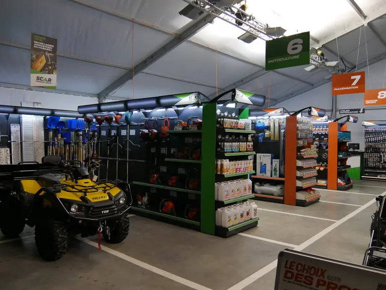 Vue intérieure magasin Scar du rayonnage dédié à la motoculture