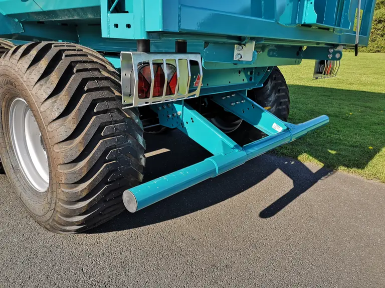 Barre anti-encastrement sur bennes monocoques Rollfarm de Rolland