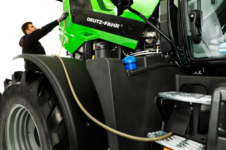Raccord pneumatique sur Série 8 Deutz-Fahr pour souffler les radiateurs