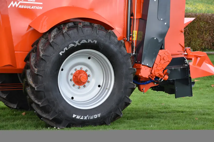 Pneumatique Maxam Agrixtra sur épandeur Sodimac Rafal 3600 avec table d'épandage