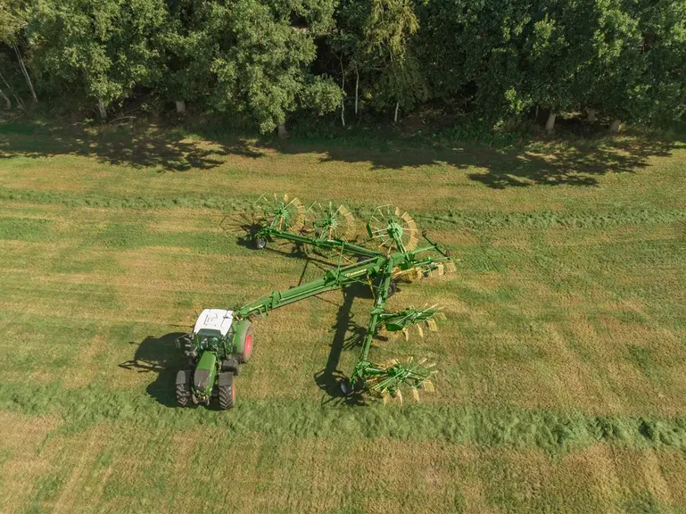 L'andaineur Krone Swadro 2000 dispose de six toupies à relevage individuel et travaille 19 m.
