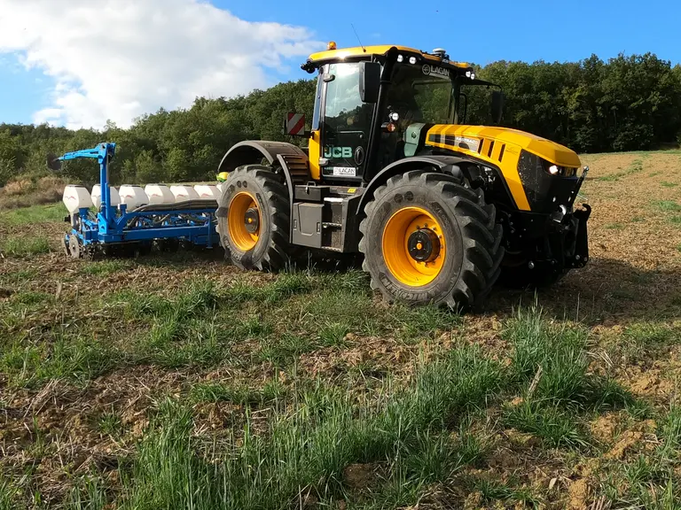 L'autoguidage par GPS RTK agit sur la direction de façon indépendante sur chaque essieu. Le premier essieu attrape la ligne de guidage, tandis que le
