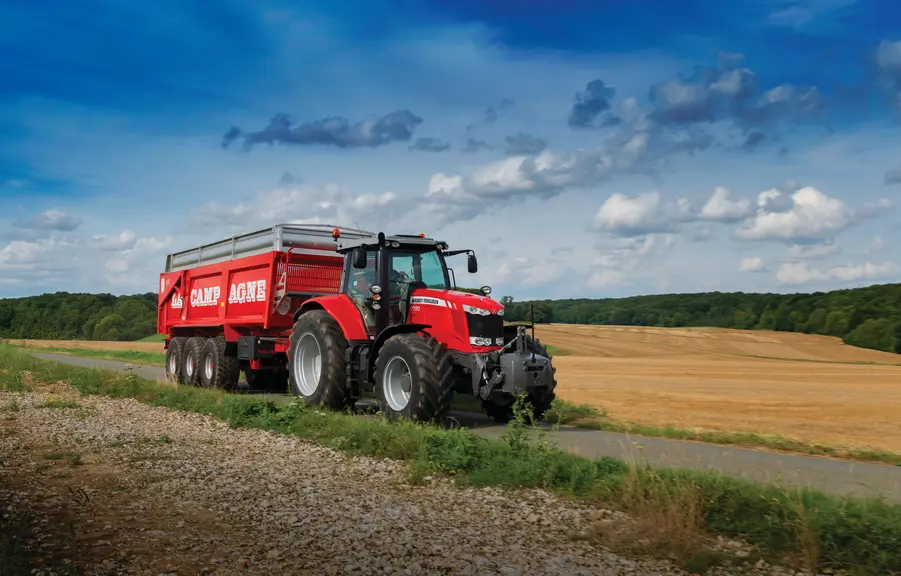 Un ensemble tracteur avec remorque à trois essieux doit respecter à la fois le PTAC de 32 tonnes de la benne et le PTRA du tracteur, qui dépasse rarem