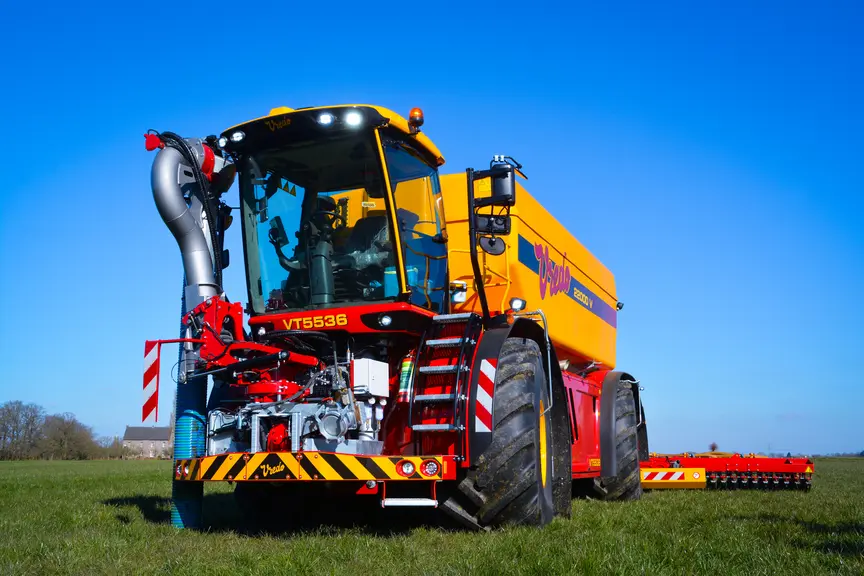 Le nouvel automoteur d'épandage Vredo VT5536 affiche une une puissance de 550 ch.