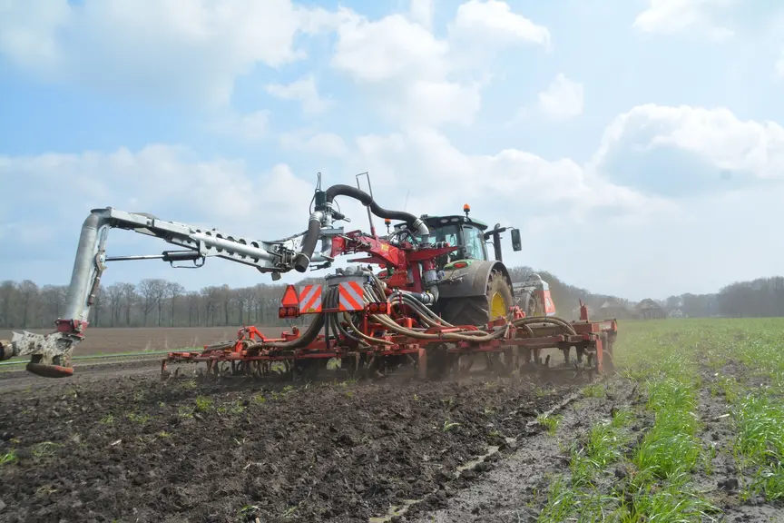 Le système d'épandage sans tonne Vredo SSU peut recevoir différents systèmes d'enfouissage du lisier à repliage vers le haut.