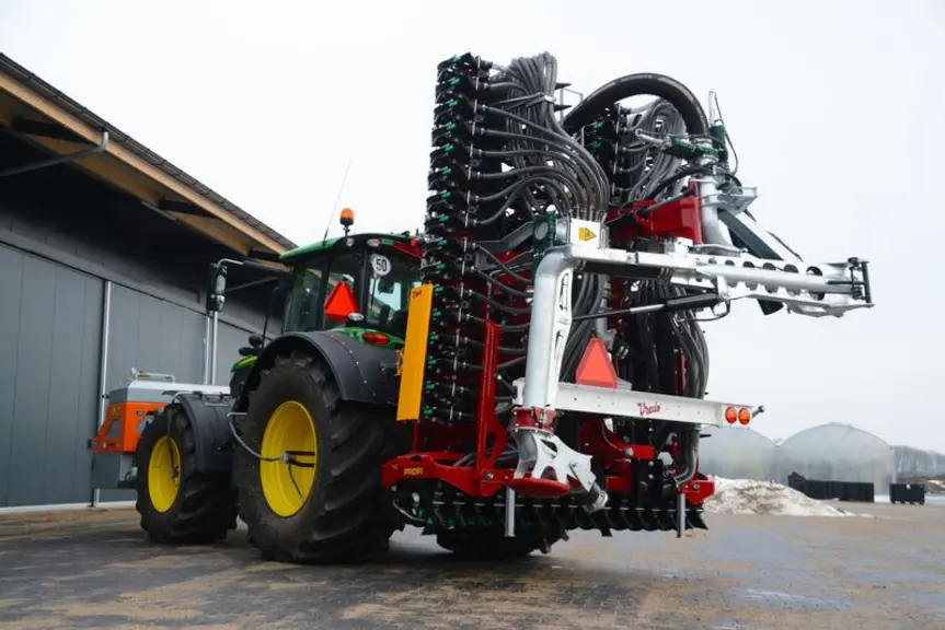 Le système d'épandage sans tonne Vredo SSU peut recevoir différents systèmes d'enfouissage du lisier à repliage vers le haut.