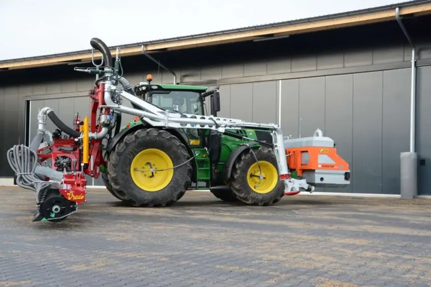 Le système d'épandage sans tonne Vredo SSU n'augmente le porte-à-faux que de 12 cm, comparativement à si la rampe était attelée directement sur le rel