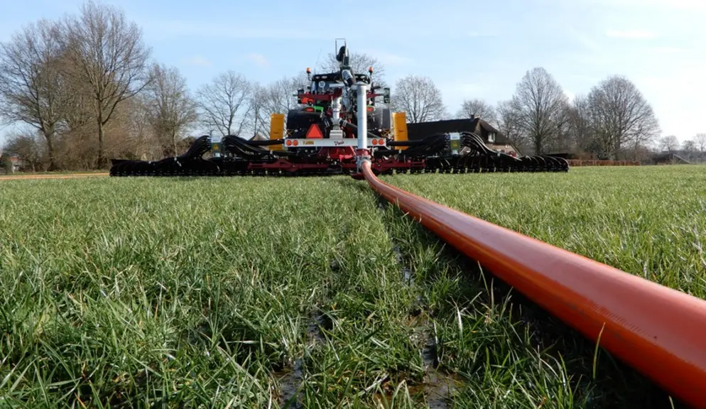 Le point de traction du tuyau, bas, n'engendre pas de transfert de charge vers l'essieu arrière du tracteur.