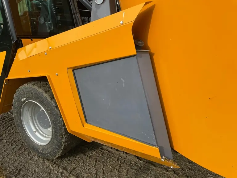 La mélangeuse automotrice Autospire Compact de Lucas G intègre un réservoir de 250 l placé entre la cabine et la cuve.