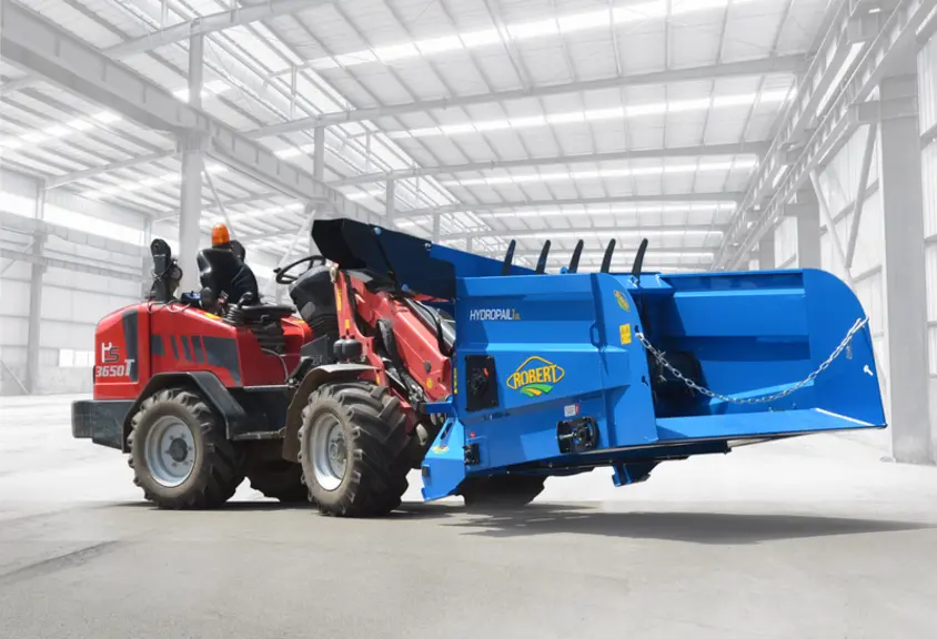La pailleuse Hydropail 1 de Robert accepte des balles rondes jusqu’à 1,40 m de diamètre et des bottes cubiques d’une dimension maximale de 0,7 x 0,9 x