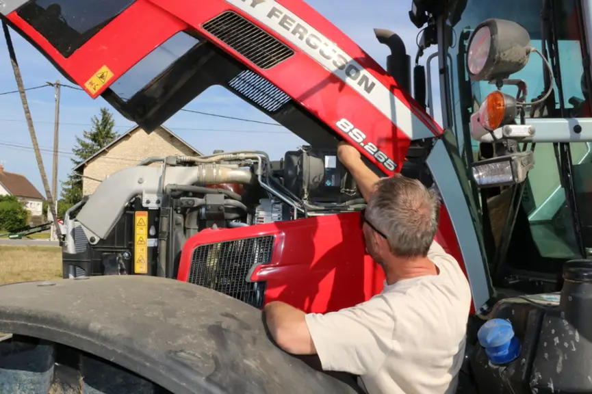 Le tracteur Massey Ferguson MF 8S.265 dispose d'un filtre à air un peu haut perché pour les personnes de petite taille.