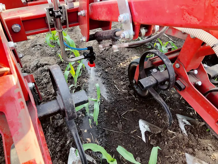 Avec sa cuve frontale SprayHub, Lemken permet de transformer une bineuse Steketee en désherbineuse.