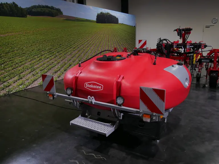 La cuve frontale SprayHub de Lemken Steketee intègre une régulation pilotée par Isobus.