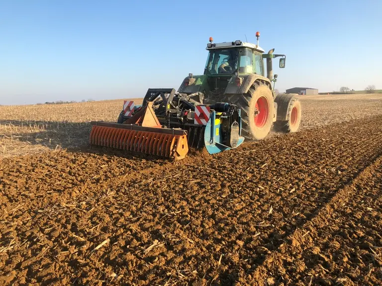 Philippe Stival utilise un tracteur de 200 chevaux pour travailler le sol entre 35 et 40 centimètres de profondeur avec sa bêche rotative de trois mèt
