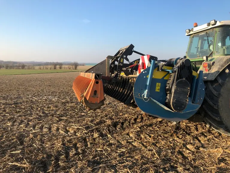 L’agriculteur a prévu d’adapter une unité de semis sur la rotobêche, afin d’implanter les céréales en un seul passage. © P. Stival