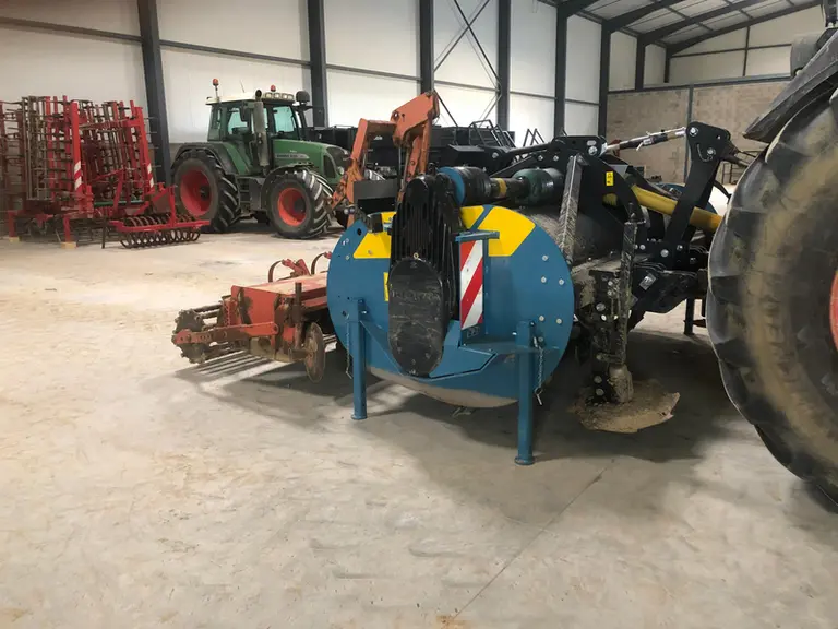 Pour préparer le lit de semence en un passage, l’agriculteur attelle une fraise rotative sur le relevage de la rotobêche. © P. Stival