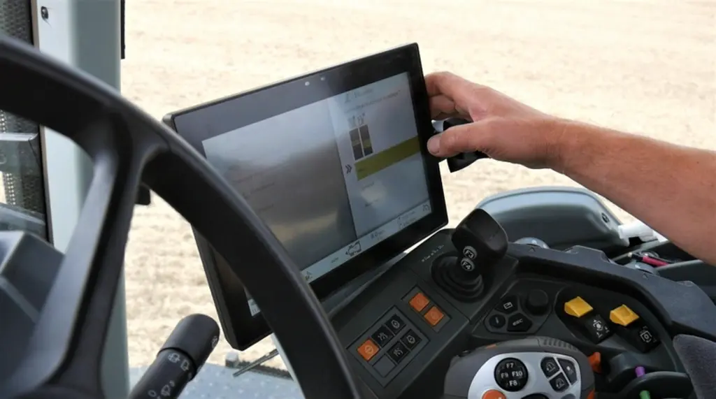 Il faut compter une dizaine de minutes pour affiner les réglages du tracteur avec un déchaumeur, avec à la clé des gains de performance et/ou des écon