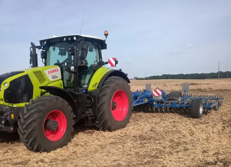 Au champ, l'Axion 830 s'est montré à l'aise.  © S. Prochasson