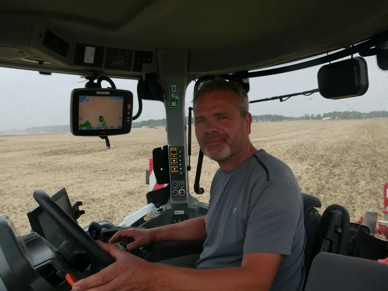 Stéphane Prochasson a conduit le tracteur Claas Axion 830 CMatic doté du système Cemos pendant une semaine, en août 2020.  © L. Vimond