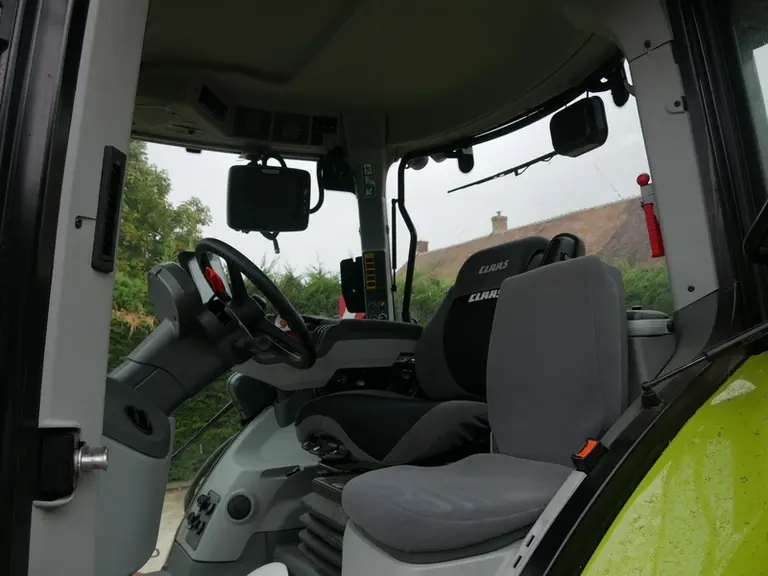 La finition de la cabine est digne d'un tracteur premium.  © L. Vimond
