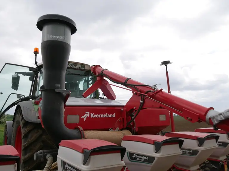 Les dispositifs sous pression imposent une prise d'air centralisée en hauteur qui a l'avantage de limiter l'absorption des poussières.  © Kverneland