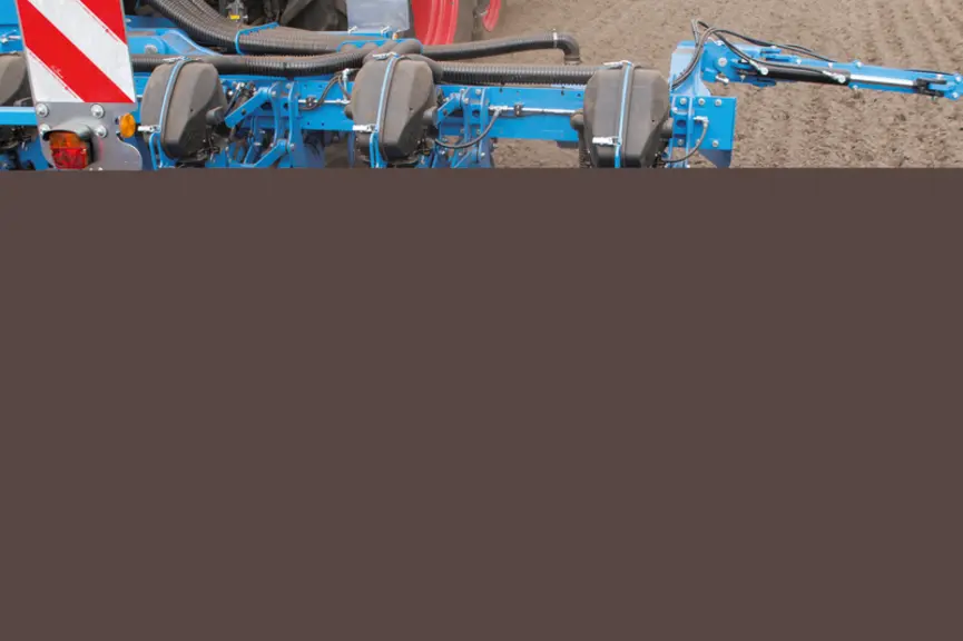 Le semoir Lemken Azurit utilise des doseurs sous pression à deux disques pour un semis en quinconce. Ils sont alimentés par une trémie centralisée. ©