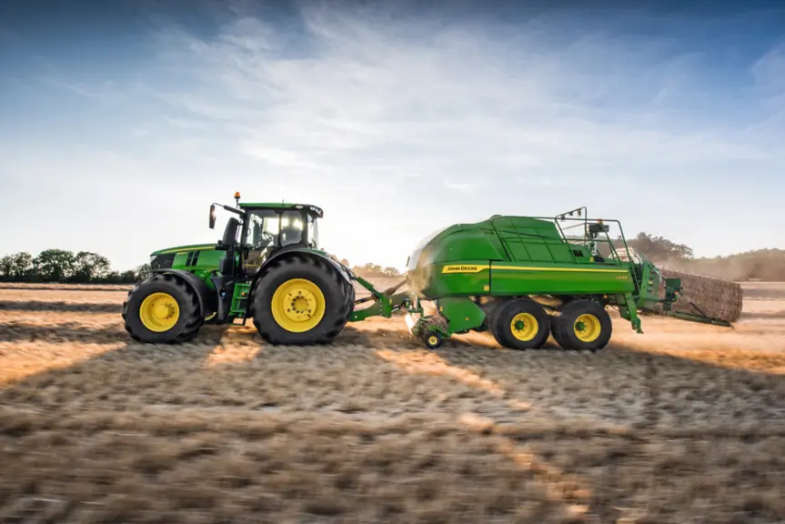 Presse haute densité John Deere L634 à la paille. © John Deere