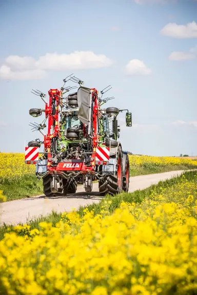 La transmission du mouvement aux toupies est assurée par des cardans articulés, le débrayage automatique SLS sécurisant le repliage. © Fella