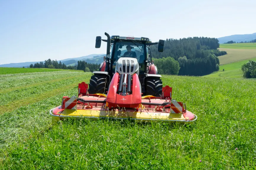 Les faucheuses frontales Novacat et Eurocat Alpha Motion se déclinent en version Pro. © Pöttinger