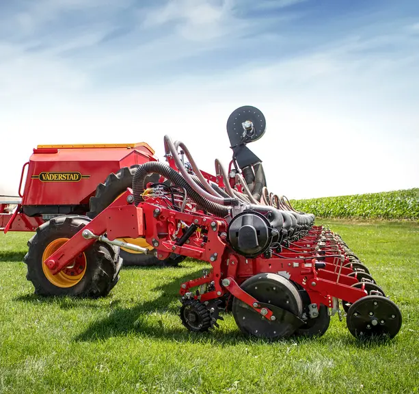 Les éléments semeurs du semoir monograine Tempo L Central Fill sont alimentés en graines par une trémie de 3000 l. © Väderstad