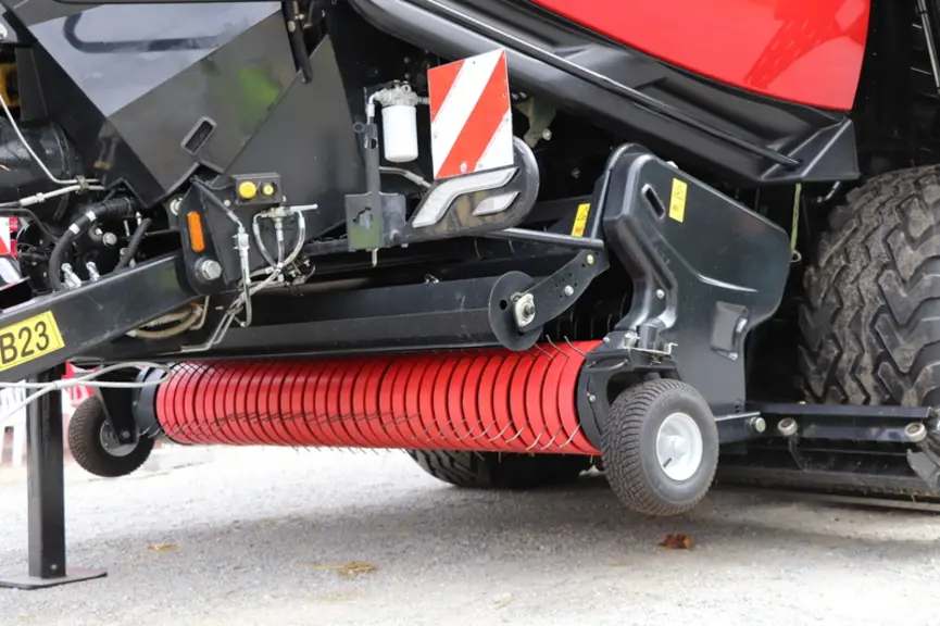 Le pick-up de la presse à haute densité Case IH LB 436 HD reçoit des garants en matériau composite. © D. Laisney