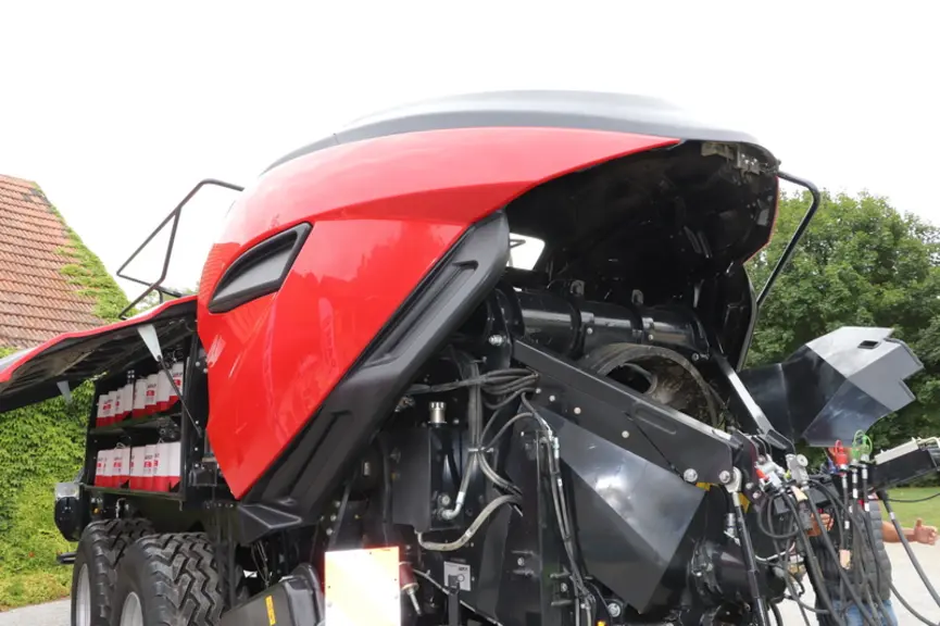 Le grand capot avant de la presse à haute densité Case IH LB 436 HD se relève pour accéder au volant d'inertie. © D. Laisney
