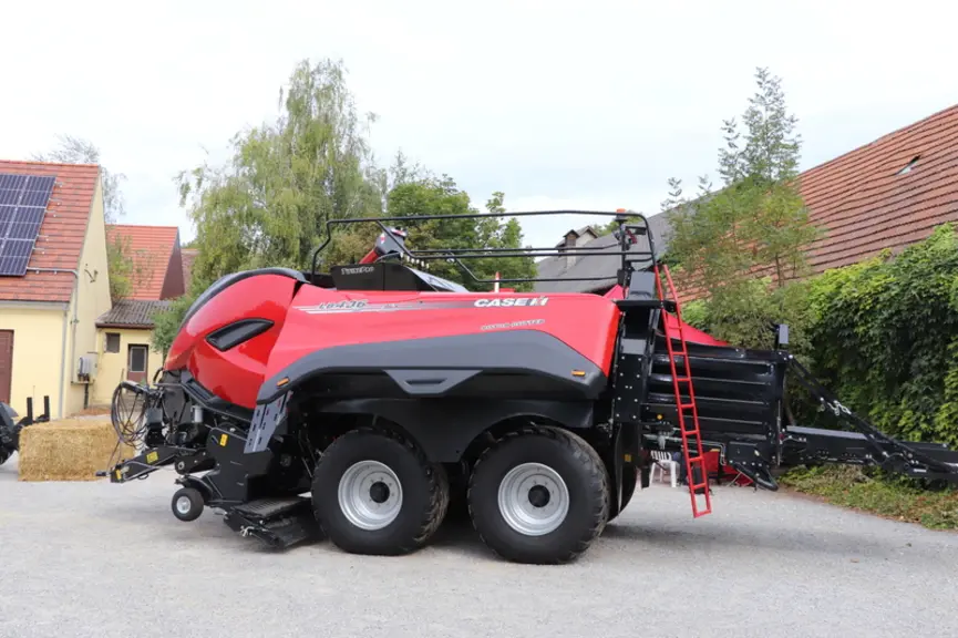 La presse à haute densité Case IH LB 436 HD chausse des pneus de dimension 620/55 R26,5. © D. Laisney